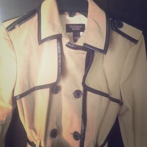 Victoria’s Secret trench coat. Ladies size 6. Excellent lightly used condition.
